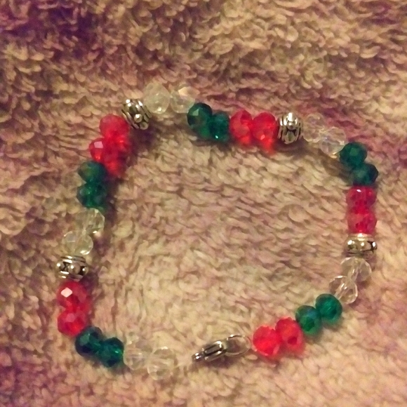 Red green clear Crystal beaded bracelet nip